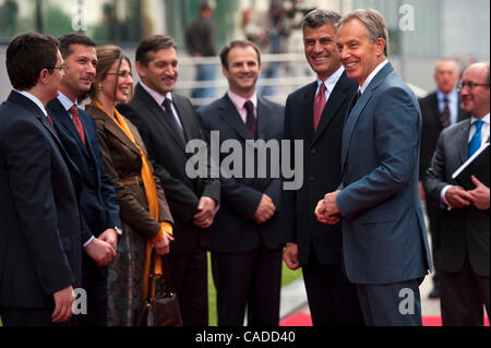 8. Juli 2010 - Pristina, Pristina, Kosovo - Großbritanniens ehemaligen Premierminister TONY BLAIR (vorne rechts) und seinem Gastgeber Kosovo Premierminister HASHIM THACI (zweiter von links) werden von der Kosovo-Beamten vor dem Kosovo Regierungsgebäude in Priština begrüßt... Ehemalige britische Premierminister ist auf t Stockfoto