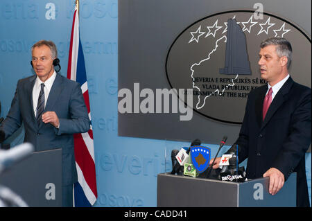 8. Juli 2010 - Pristina, Pristina, Kosovo - Großbritanniens ehemaligen Premierminister TONY BLAIR (links) und seinem Gastgeber Kosovo Premierminister HASHIM THACI (rechts) während der Pressekonferenz. Ehemalige britische Premierminister ist auf der zweitägigen Besuch in Kosovo auf Einladung von Ministerpräsident des Kosovo... Tony Bla Stockfoto