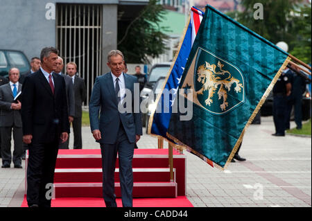 8. Juli 2010 - Pristina, Pristina, Kosovo - ehemalige britische Premierminister TONY BLAIR und sein Gastgeber Kosovo Premierminister HASHIM THACI während Inspektion der Kosovo zeremonielle Garde vor der kosovarischen Regierung Gebäude in Prishtina... Ehemalige britische Premierminister befindet sich auf der zweitägigen Besuch Stockfoto