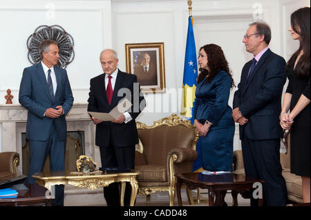 8. Juli 2010 - Pristina, Pristina, Kosovo - Großbritanniens ehemaligen Premierminister TONY BLAIR (links) während des Treffens mit dem Präsidenten des Kosovo, FATMIR SEJDIU. Ehemalige britische Premierminister wurde mit der golden Medal Of Freedom ausgezeichnet... Tony Blair gilt als ein Held im Kosovo aufgrund seiner Rolle du Stockfoto