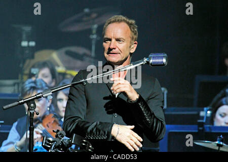 9. Juli 2010 führt - Atlantic City, New Jersey, USA - Sänger STING live im Konzert mit dem Royal Philharmonic Orchestra im Falle Center im Borgata Casino, Hotel and Spa. (Kredit-Bild: © Don Kravitz/ZUMApress.com) Stockfoto