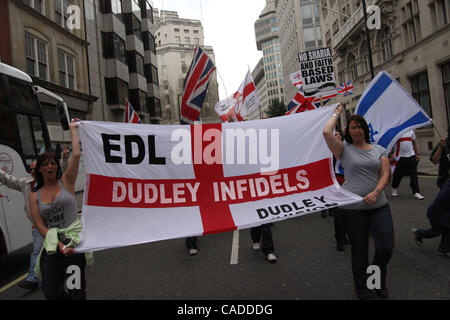 31. Juli 2010 - London, England, Vereinigtes Königreich - The English National Alliance und English Defence League (EDL) marschierten vorbei Downing Street demonstrieren gegen den aufkommenden islamischen Fundamentalismus und Scharia-Gerichte (Credit-Bild: © Medyan Dairieh/ZUMApress.com) Stockfoto