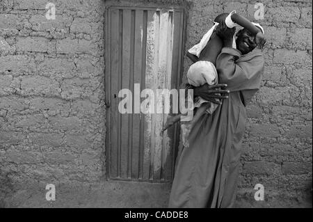 5. August 2010 - holt Rimin Gado, KANO, NIGERIA - LIMAN MAIKAJI, sein Sohn ABUBAKAR, 6, über seine shoulders.outside sein Elternhaus im Dorf Rimon-Gado. Abubakar ist mit Kinderlähmung verkrüppelt. (Kredit-Bild: © Maria F. Calvert/zReportage.com/ZUMA) Stockfoto