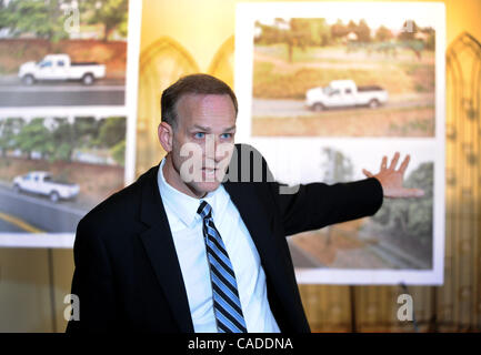 11. August 2010 - Portland, Oregon, USA - Multnomah County Chief Deputy District Attorney ROD UNDERHILL. Kyron Horman verschwunden von Skyline Elementary School in Portland, Oregon am 4. Juni, führt zu die umfangreichste Suche in Landesgeschichte. (Kredit-Bild: © Steve Dykes/ZUMApress.com) Stockfoto