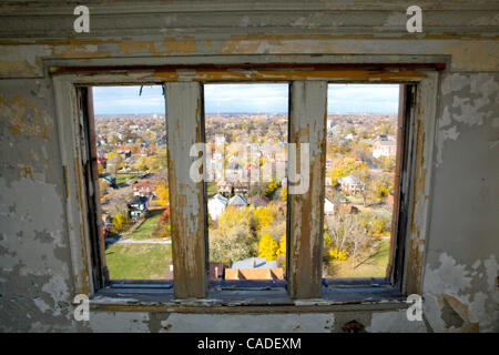 25. September 2010 - Detroit, Michigan, USA - die Aussicht auf die Innenstadt vom verlassenen Lee Plaza Hotel. In den 1950er Jahren war Detroit die 5. bevölkerungsreichste Stadt in den Vereinigten Staaten, seit, dann hinunter die Reihen gesunken, im Jahr 2008 wurde Detroit 11. bevölkerungsreichste Stadt. Der fast 400.000 Adresse Stockfoto