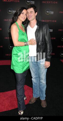 13. Juli 2010 abgehaltenen Graumans Chinese Theater, Hollywood - Los Angeles, Kalifornien, USA - Schauspielerin CARRIE ANNE MOSS und Ehemann STEVEN ROY auf der "Inception" Los Angeles Premiere. (Kredit-Bild: © Paul Fenton/ZUMA Press) Stockfoto