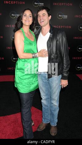 13. Juli 2010 abgehaltenen Graumans Chinese Theater, Hollywood - Los Angeles, Kalifornien, USA - Schauspielerin CARRIE ANNE MOSS und Ehemann STEVEN ROY auf der "Inception" Los Angeles Premiere. (Kredit-Bild: © Paul Fenton/ZUMA Press) Stockfoto