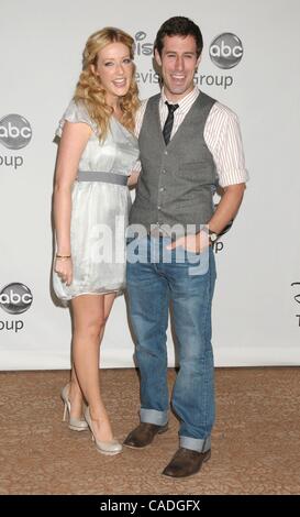 1. August 2010 - statt Los Angeles, Kalifornien - 1. August 2010 - Los Angeles, Kalifornien, USA - Schauspielerin JENNIFER FINNIGAN, Schauspieler JOSH COOKE bei DIsney und ABC Summer Press Tour im Beverly Hilton Hotel in Los Angeles. (Kredit-Bild: © Paul Fenton/ZUMApress.com) Stockfoto