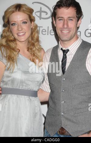 1. August 2010 - statt Los Angeles, Kalifornien - 1. August 2010 - Los Angeles, Kalifornien, USA - Schauspielerin JENNIFER FINNIGAN, Schauspieler JOSH COOKE bei DIsney und ABC Summer Press Tour im Beverly Hilton Hotel in Los Angeles. (Kredit-Bild: © Paul Fenton/ZUMApress.com) Stockfoto