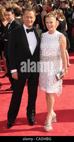 29. August 2010 - Los Angeles, Kalifornien, USA - 29. August 2010 - Los Angeles, Kalifornien, USA - Schauspieler TOM HANKS, Frau Schauspielerin RITA WILSON an die 62. Primetime Emmy Awards im Nokia Theater, Los Angeles statt. (Kredit-Bild: © Paul Fenton/ZUMApress.com) Stockfoto