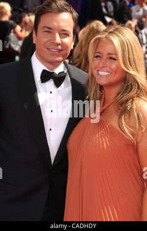 29. August 2010 - Los Angeles, Kalifornien, USA - 29. August 2010 - Los Angeles, Kalifornien, USA - Host JIMMY FALLON und Frau NANCY JUVONEN an die 62. Primetime Emmy Awards im Nokia Theater, Los Angeles statt. (Kredit-Bild: © Paul Fenton/ZUMApress.com) Stockfoto