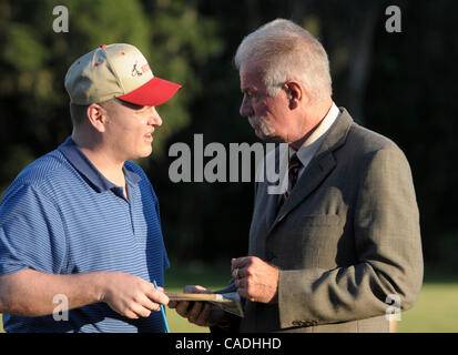 Sep 08, 2010 - Gainesville, Florida, USA - Pastor TERRY JONES, gerade, unterschreibt ein Autogramm für BILL APGAR außerhalb der Dove World Outreach Center nach einem Gespräch mit Journalisten in Gainesville. Jones hat damit gedroht, 200 Qurans anlässlich des Jubiläums der terroristischen Anschläge vom 11. September zu verbrennen. (Kredit-Bild: © Stockfoto