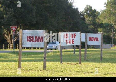 Sep 08, 2010 - Gainesville, Florida, USA - Zeichen eine Meldung über den Islam entlang der Straße außerhalb der Dove World Outreach Center in Gainesville. Jones hat damit gedroht, 200 Qurans anlässlich des Jubiläums der terroristischen Anschläge vom 11. September zu verbrennen. (Kredit-Bild: © Phelan Ebenhack/ZUMApress.com) Stockfoto