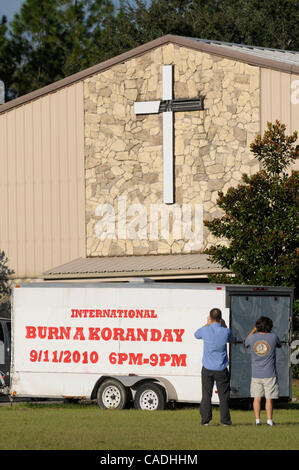 Sep 08, 2010 - Gainesville, Florida, USA - Zuschauer fotografieren den Trailer vor dem Dove World Outreach Center in Gainesville geparkt. Die Kirche Pastor hat Pastor Terry Jones gedroht, 200 Qurans anlässlich des Jubiläums der terroristischen Anschläge vom 11. September zu brennen. (Kredit-Bild: © Phelan Ebenha Stockfoto