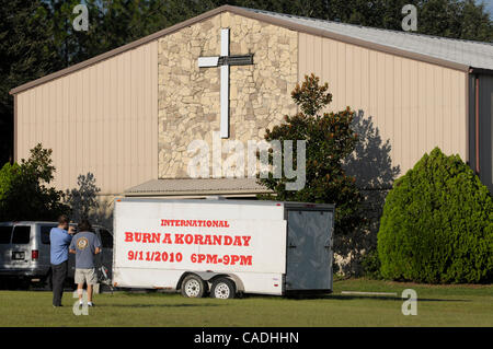 Sep 08, 2010 - Gainesville, Florida, USA - Zuschauer fotografieren den Trailer vor dem Dove World Outreach Center in Gainesville geparkt. Die Kirche Pastor hat Pastor Terry Jones gedroht, 200 Qurans anlässlich des Jubiläums der terroristischen Anschläge vom 11. September zu brennen. (Kredit-Bild: © Phelan Ebenha Stockfoto