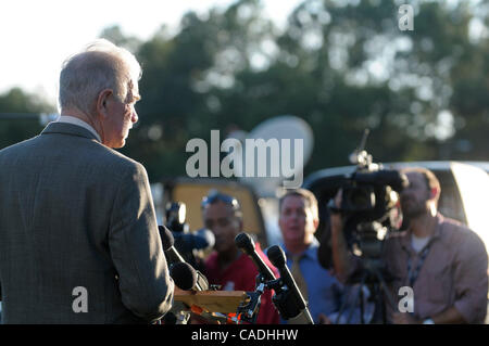 Sep 08, 2010 - Gainesville, Florida, USA - Pastor TERRY JONES, links, spricht zu den Reportern außerhalb der Dove World Outreach Center in Gainesville. Jones hat damit gedroht, 200 Qurans anlässlich des Jubiläums der terroristischen Anschläge vom 11. September zu verbrennen. (Kredit-Bild: © Phelan Ebenhack/ZUMApress.com) Stockfoto