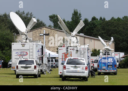 Sep 08, 2010 - Gainesville, Florida, USA - Satelliten-LKW von außerhalb der Dove World Outreach Center in Gainesville ausgestrahlt. Die Kirche Pastor hat Pastor Terry Jones gedroht, 200 Qurans anlässlich des Jubiläums der terroristischen Anschläge vom 11. September zu brennen. (Kredit-Bild: © Phelan Ebenhack/ZUMApr Stockfoto