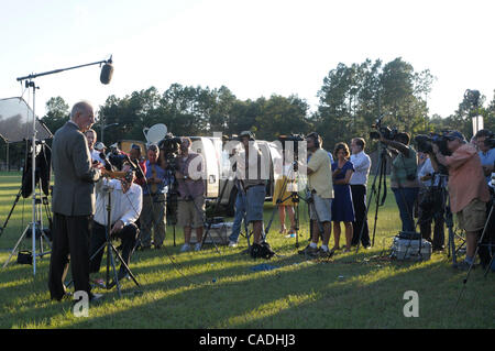 Sep 08, 2010 - Gainesville, Florida, USA - Pastor Terry Jones, links, spricht zu den Medien außerhalb der Dove World Outreach Center. Jones hat Kontroverse ausgelöst, indem Sie droht, 200 Qurans anlässlich des Jubiläums der terroristischen Anschläge vom 11. September zu verbrennen. (Kredit-Bild: © Phelan Ebenhack/ZUMApress.com) Stockfoto