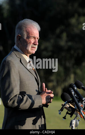 Sep 08, 2010 - Gainesville, Florida, USA - Pastor TERRY JONES, spricht zu den Reportern außerhalb der Dove World Outreach Center in Gainesville. Jones hat damit gedroht, 200 Qurans anlässlich des Jubiläums der terroristischen Anschläge vom 11. September zu verbrennen. (Kredit-Bild: © Phelan Ebenhack/ZUMApress.com) Stockfoto