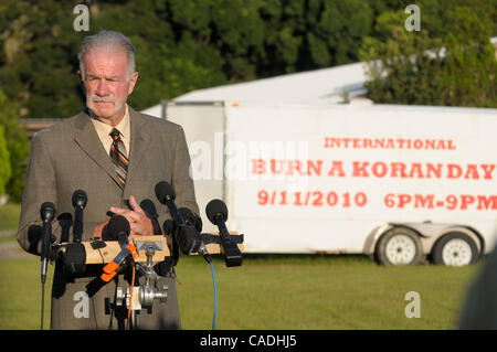 Sep 08, 2010 - Gainesville, Florida, USA - Pastor TERRY JONES, spricht zu den Reportern außerhalb der Dove World Outreach Center in Gainesville. Jones hat damit gedroht, 200 Qurans anlässlich des Jubiläums der terroristischen Anschläge vom 11. September zu verbrennen. (Kredit-Bild: © Phelan Ebenhack/ZUMApress.com) Stockfoto