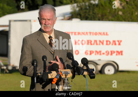 Sep 08, 2010 - Gainesville, Florida, USA - Pastor TERRY JONES, spricht zu den Reportern außerhalb der Dove World Outreach Center in Gainesville. Jones hat damit gedroht, 200 Qurans anlässlich des Jubiläums der terroristischen Anschläge vom 11. September zu verbrennen. (Kredit-Bild: © Phelan Ebenhack/ZUMApress.com) Stockfoto