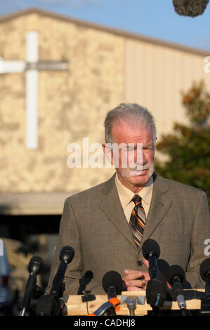 Sep 08, 2010 - Gainesville, Florida, USA - Pastor TERRY JONES, spricht zu den Reportern außerhalb der Dove World Outreach Center in Gainesville. Jones hat damit gedroht, 200 Qurans anlässlich des Jubiläums der terroristischen Anschläge vom 11. September zu verbrennen. (Kredit-Bild: © Phelan Ebenhack/ZUMApress.com) Stockfoto