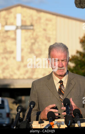 Sep 08, 2010 - Gainesville, Florida, USA - Pastor TERRY JONES, spricht zu den Reportern außerhalb der Dove World Outreach Center in Gainesville. Jones hat damit gedroht, 200 Qurans anlässlich des Jubiläums der terroristischen Anschläge vom 11. September zu verbrennen. (Kredit-Bild: © Phelan Ebenhack/ZUMApress.com) Stockfoto