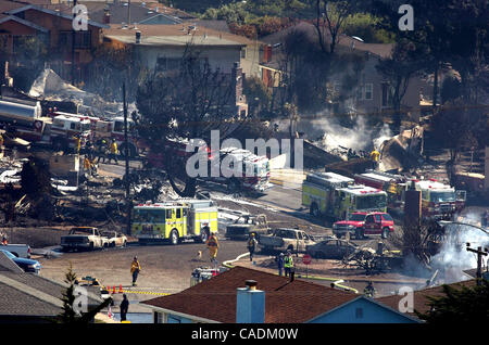 10. September 2010 - San Bruno, Kalifornien-Notfall Besatzungen Arbeit zu setzen, das letzte ausgelöst wird, am Tag nach eine geplatzten Gasleitung eine Explosion und Feuer in San Bruno, Kalifornien auf Freitag, 10. September 2010 verursacht. Die Veranstaltung eine große Anzahl von Häusern zerstört und verursacht mehrere Tote und verletzte. (Dan Honda.Bay A Stockfoto