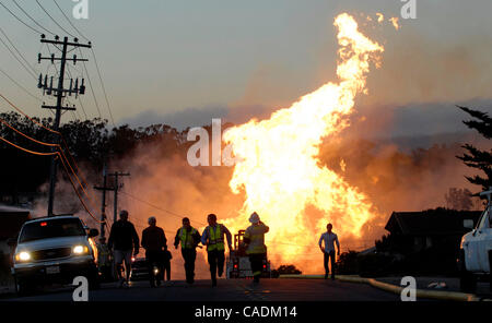 10. September 2010 arbeiten - San Bruno, Kalifornien - Notfall-Besatzungen, löschte die letzten Brände am Tag nach eine geplatzten Gasleitung eine Explosion und Feuer in San Bruno, Kalifornien auf Freitag, 10. September 2010 verursacht. Die Veranstaltung eine große Anzahl von Häusern zerstört und verursacht mehrere Tote und verletzte. (Dan Honda/Bay Stockfoto