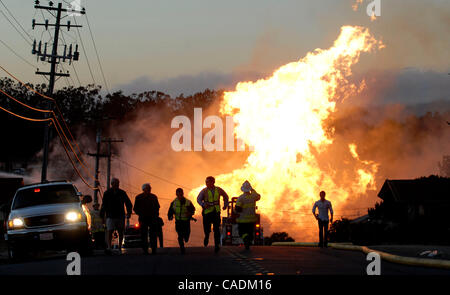 10. September 2010 - San Bruno, Kalifornien-Notfall Besatzungen Arbeit zu setzen, das letzte ausgelöst wird, am Tag nach eine geplatzten Gasleitung eine Explosion und Feuer in San Bruno, Kalifornien auf Freitag, 10. September 2010 verursacht. Die Veranstaltung eine große Anzahl von Häusern zerstört und verursacht mehrere Tote und verletzte. (Dan Honda.Bay A Stockfoto