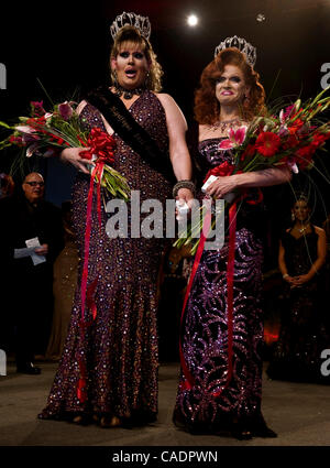 5. September 2010 - Portland, Oregon, USA - ADRIENNE ALEXANDER aus Portland, OR, links, dem Gewinner des 2010 La Femme Magnifique International Plus Pageant und LILY ARMANI von Seattle, WA, den Gewinner des 2010 La Femme Magnifique International Pageant für weibliche Imitatoren.  La Femme contestan Stockfoto