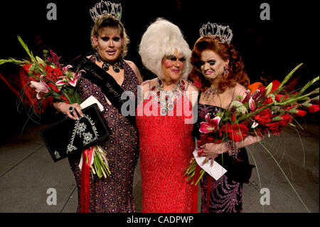 5. September 2010 - Portland, Oregon, USA - ADRIENNE ALEXANDER aus Portland, OR, links, der Gewinner des 2010 La Femme Magnifique International Plus Pageant, und LILY ARMANI von Seattle, WA, Recht, der Gewinner des 2010 La Femme Magnifique International Pageant für weibliche Imitatoren mit DARCELL Stockfoto