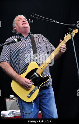 David Hidalgo von der Band Los Lobos führt eine Live-Show im Santa Barbara County Bowl als Opening Act für die Steve Miller Band in Santa Barbara, CA. am 10. Juli 2010. (Kredit-Bild: © John Pyle/Cal Sport Media/ZUMApress.com) Stockfoto