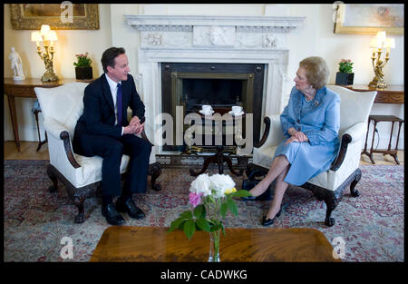 8. Juni 2010 - London, UK - der britische Premierminister David Cameron im Gespräch mit ehemaligen Premierminister Baroness Thatcher in Nummer 10 Downing Street, Dienstag, 8. Juni 2010. Foto: Andrew Parsons (Kredit-Bild: © Andrew Parsons/ZUMApress.com) Stockfoto