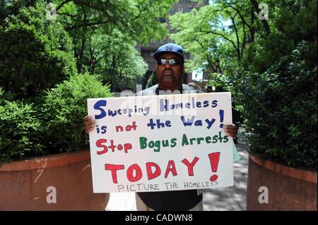 15. Juni 2010 - Manhattan, New York, USA - Pete Cabrera aus der Bronx hält ein Schild als Mitglieder der New Yorker Obdachlosen Rallye außerhalb Polizeipräsidium, die Verwendung von "Ruhestörung" Anklage gegen Obdachlose zu protestieren.  (Kredit-Bild: © Bryan Smith/ZUMA Press) Einschränkungen: * Neue Yor Stockfoto