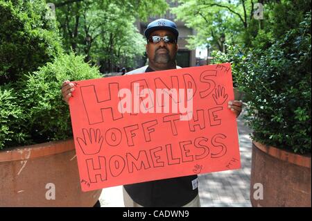 15. Juni 2010 - Manhattan, New York, USA - Pete Cabrera aus der Bronx hält ein Schild als Mitglieder der New Yorker Obdachlosen Rallye außerhalb Polizeipräsidium, die Verwendung von "Ruhestörung" Anklage gegen Obdachlose zu protestieren.  (Kredit-Bild: © Bryan Smith/ZUMA Press) Einschränkungen: * Neue Yor Stockfoto