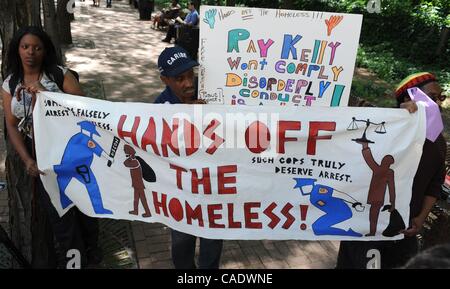 15. Juni 2010 - Manhattan, New York, USA - Mitglieder von New York City Obdachlose Rallye außerhalb Polizeipräsidium, die Verwendung von "Ruhestörung" Anklage gegen Obdachlose zu protestieren.  (Kredit-Bild: © Bryan Smith/ZUMA Press) Einschränkungen: * New York City Zeitungen Rechte heraus * Stockfoto