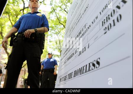 15. Juni 2010 ist NYPD Sgt. Carroll als Mitglieder der New Yorker Obdachlosen Rallye außerhalb Polizeipräsidium, die Verwendung von "Ruhestörung" Anklage gegen Obdachlose zu protestieren - Manhattan, New York, USA - A faux Vorladung übergeben.  (Kredit-Bild: © Bryan Smith/ZUMA Press) EINSCHRÄNKUNGEN: * Stockfoto