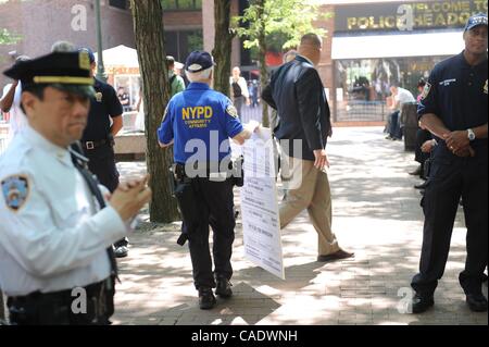 15. Juni 2010 ist NYPD Sgt. Carroll als Mitglieder der New Yorker Obdachlosen Rallye außerhalb Polizeipräsidium, die Verwendung von "Ruhestörung" Anklage gegen Obdachlose zu protestieren - Manhattan, New York, USA - A faux Vorladung übergeben.  (Kredit-Bild: © Bryan Smith/ZUMA Press) EINSCHRÄNKUNGEN: * Stockfoto