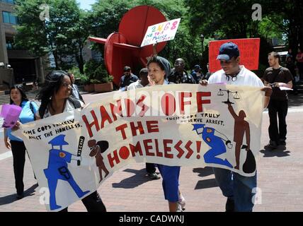 15. Juni 2010 - Manhattan, New York, USA - Mitglieder von New York City Obdachlose Rallye außerhalb Polizeipräsidium, die Verwendung von "Ruhestörung" Anklage gegen Obdachlose zu protestieren.  (Kredit-Bild: © Bryan Smith/ZUMA Press) Einschränkungen: * New York City Zeitungen Rechte heraus * Stockfoto