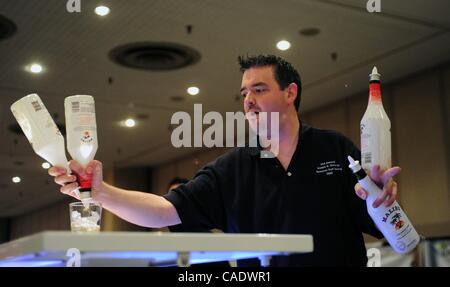 21. Juni 2010 zeigt - Manhattan, New York, USA - Mike Litavec Flair Bartending Fähigkeiten vor New York Cocktail Wettbewerb 2010 präsentiert von Le Cognac an der Bar und Wine Show, Jacob Javits Center.  (Kredit-Bild: © Bryan Smith/ZUMA Press) Einschränkungen: * New York City Zeitungen direkt Stockfoto