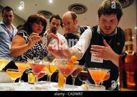 21. Juni 2010 probieren - Manhattan, New York, USA - Konkurrenten gegenseitig Getränk Kreationen bei der 2010 New York Cocktail Competition von Le Cognac an der Bar und Wine Show, Jacob Javits Center vorgestellt.  (Kredit-Bild: © Bryan Smith/ZUMA Press) Einschränkungen: * New York City Zeitungen Rechte heraus * Stockfoto