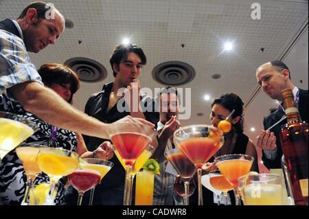 21. Juni 2010 probieren - Manhattan, New York, USA - Konkurrenten gegenseitig Getränk Kreationen bei der 2010 New York Cocktail Competition von Le Cognac an der Bar und Wine Show, Jacob Javits Center vorgestellt.  (Kredit-Bild: © Bryan Smith/ZUMA Press) Einschränkungen: * New York City Zeitungen Rechte heraus * Stockfoto