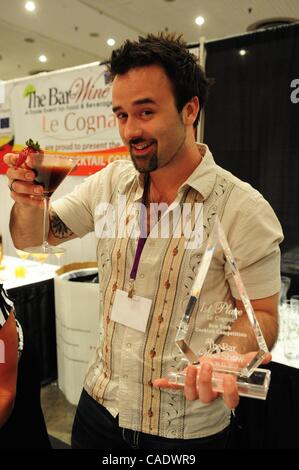 21. Juni 2010 mit dem Titel - Manhattan, New York, USA - Christopher James von Red Bank, NJ mit seinem 1. Platz cocktail "Erdbeere Mud" beim 2010 New York Cocktail-Wettbewerb von Le Cognac an der Bar und Wine Show, Jacob Javits Center vorgestellt.  (Kredit-Bild: © Bryan Smith/ZUMA Press) EINSCHRÄNKUNGEN: Stockfoto