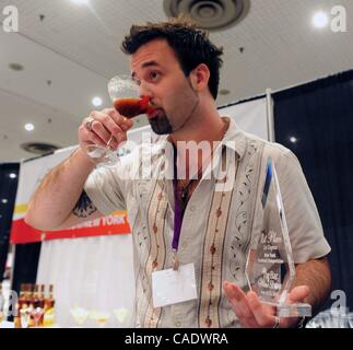 21. Juni 2010 - Manhattan, New York, USA - Dustin Drankiewicz, arbeitet ein Barkeeper an Mikey in Milwaukee auf seinen Eintrag mit dem Titel "Liebt stinkt" beim 2010 New York Cocktail-Wettbewerb von Le Cognac an der Bar und Wine Show, Jacob Javits Center präsentiert.  (Kredit-Bild: © Bryan Smith/ZUMA Press) RESTRI Stockfoto