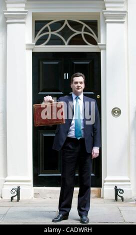 22. Juni 2010 - hält London, England, Vereinigtes Königreich - Schatzkanzler GEORGE OSBORNE Disraelis Originalverpackung Haushalt verlässt er 11 Downing Street für das Parlament zu seiner ersten Haushalt als Kanzler zu liefern. (Kredit-Bild: © Andrew Parsons/ZUMApress.com) Stockfoto