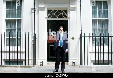 22. Juni 2010 - hält London, England, Vereinigtes Königreich - Schatzkanzler GEORGE OSBORNE Disraelis Originalverpackung Haushalt verlässt er 11 Downing Street für das Parlament zu seiner ersten Haushalt als Kanzler zu liefern. (Kredit-Bild: © Andrew Parsons/ZUMApress.com) Stockfoto