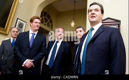 22. Juni 2010 - wartet London, England, Vereinigtes Königreich - Schatzkanzler GEORGE OSBORNE, rechts, in Nummer 11 Downing Street mit DANNY ALEXANDER vor dem verlassen den ersten Haushalt der Koalitionsregierung zu liefern. (Kredit-Bild: © Andrew Parsons/ZUMApress.com) Stockfoto