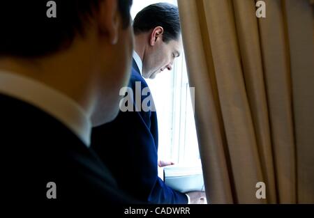 22. Juni 2010 - prüft London, England, Vereinigtes Königreich - Schatzkanzler GEORGE OSBORNE seine Haushaltsrede in Nummer 11 Downing Street. (Kredit-Bild: © Andrew Parsons/ZUMApress.com) Stockfoto