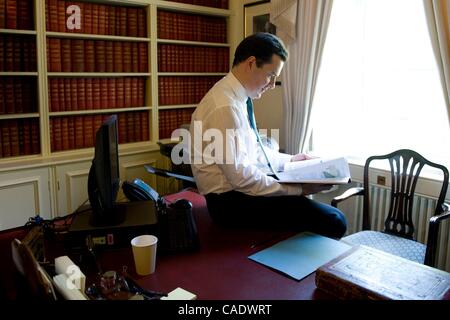 22. Juni 2010 - prüft London, England, Vereinigtes Königreich - Schatzkanzler GEORGE OSBORNE seine Haushaltsrede in Nummer 11 Downing Street. (Kredit-Bild: © Andrew Parsons/ZUMApress.com) Stockfoto